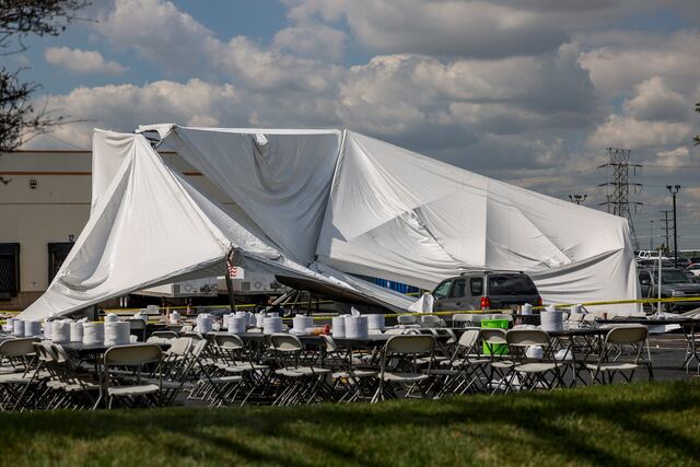 Heridas 26 personas al colapsar carpa en suburbio de Chicago