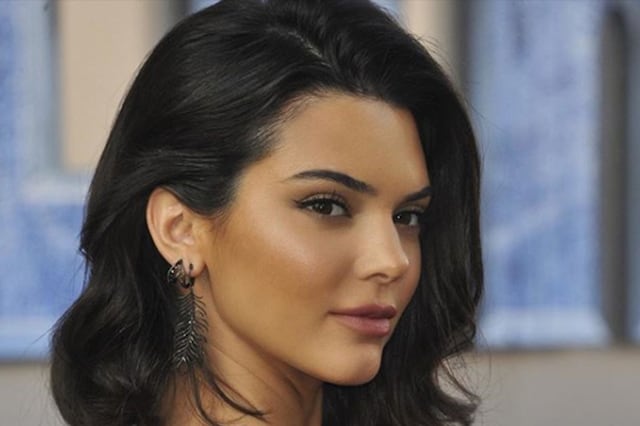 Kendall Jenner aparece en los Globos de Oro y es criticada por el aspecto de su piel