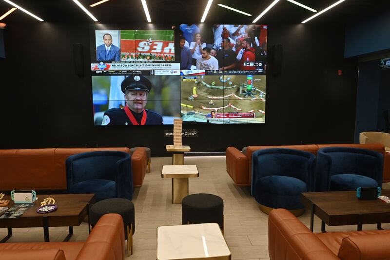 El espacio cuenta con una moderna sala con pantalla gigante y un cuarto especializado con lo último en tecnología para aprender más del gaming.