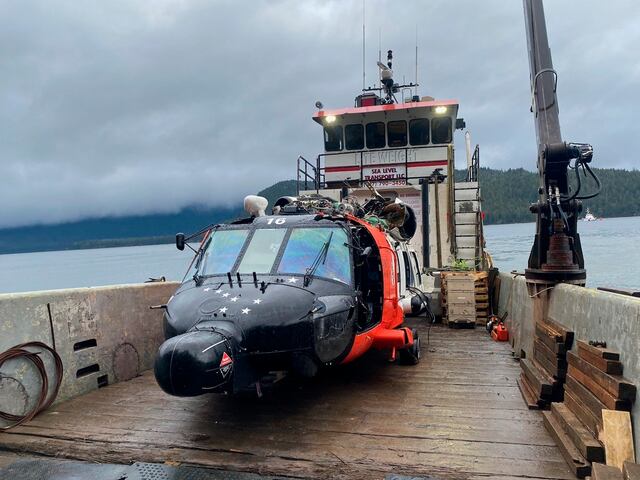 Recobran helicóptero de Guardia Costera que cayó cerca de Alaska durante misión