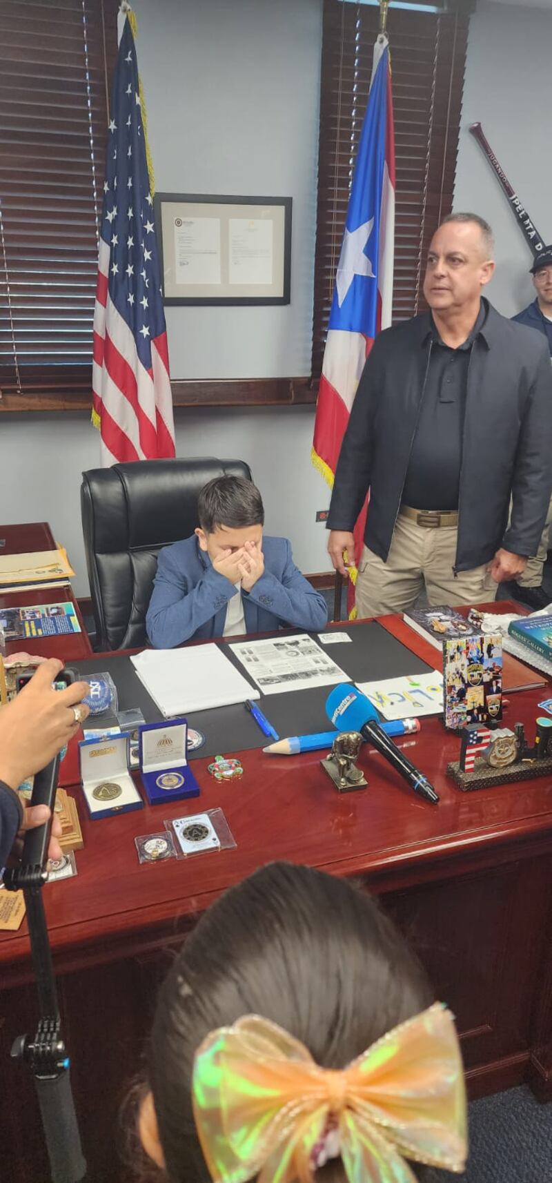 Cumplen sueño de niño de 12 años y lo invitan a ser comisionado de la Policía por un día.