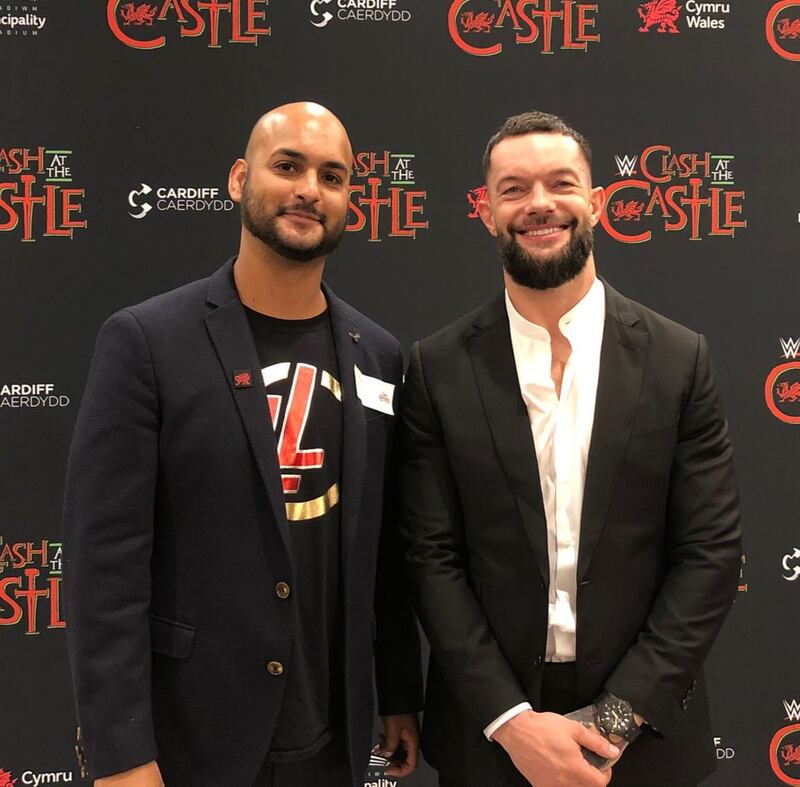 Michael Martínez de Lucha Libre Online junto a Finn Balor en Cardiff, Gales.