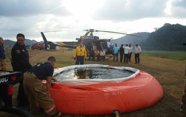 Bomberos con helicóptero de la AEE extinguen incendio forestal