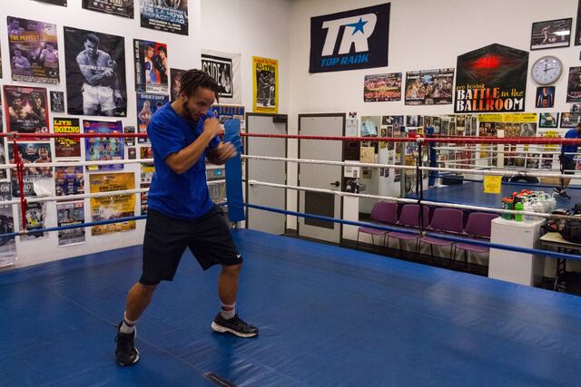Latino busca el "título" de primer boxeador que pelea como mujer y hombre