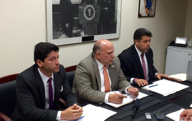 Representantes proponen enmendar la Constitución para renegociar la deuda