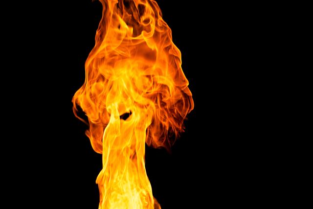 Incendio en concesionario de San Germán deja diez autos dañados