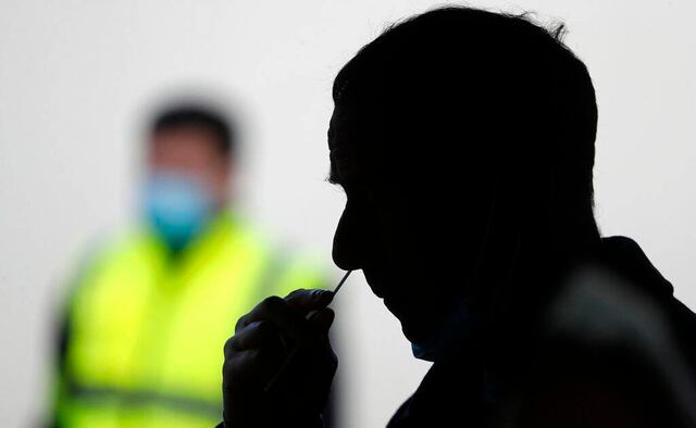 ¿Cómo rastrean los expertos las variantes del coronavirus?