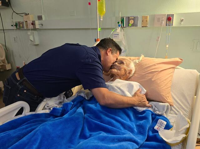¡Sorpresa para doña Francisca! Normando Valentín visita a fanática de 97 años en el hospital