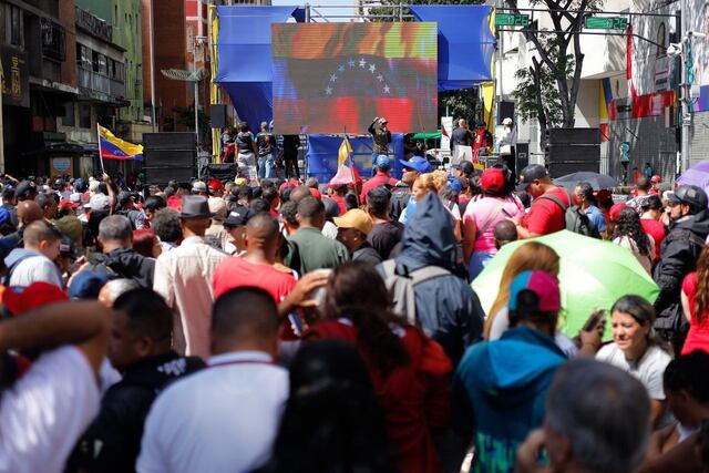 Miles marchan en Venezuela para exigir el regreso de Maduro tras incursión militar de Estados Unidos