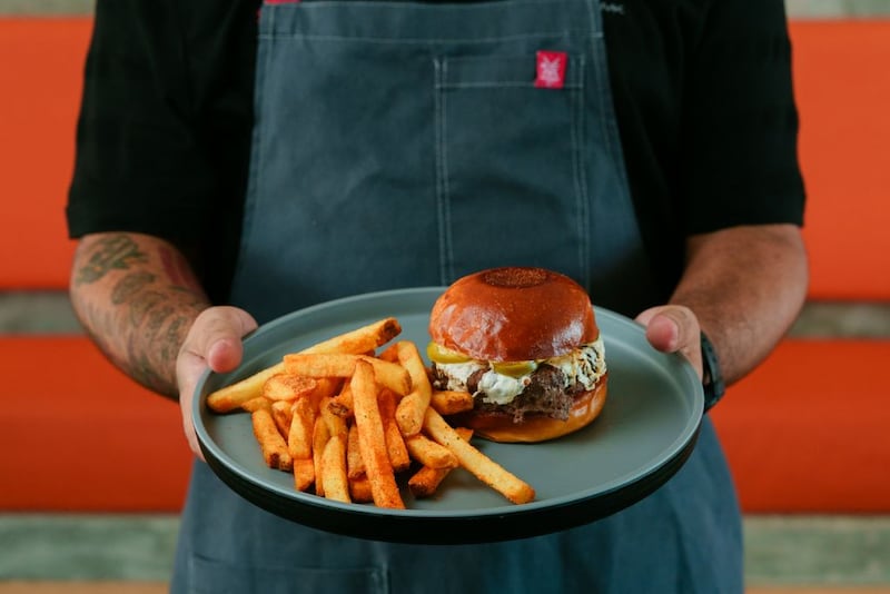 Zūl Rooftop renueva su propuesta gastronómica con el sello del chef Julio Lamberty.