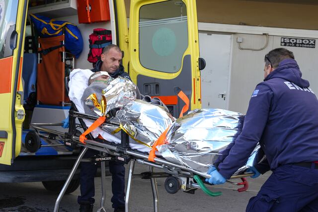 Naufragio de carguero en Grecia deja a una persona muerta y 12 desaparecidos
