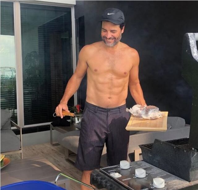 Sin camisa y cocinando para su familia, así pasa Chayanne la cuarentena