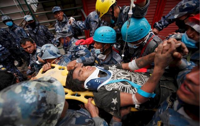 Rescatan joven con vida tras 5 días del terremoto en Nepal