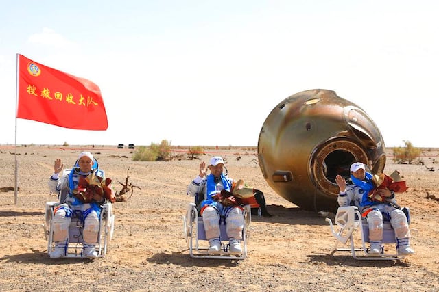 Astronautas chinos vuelven a Tierra tras misión de 90 días