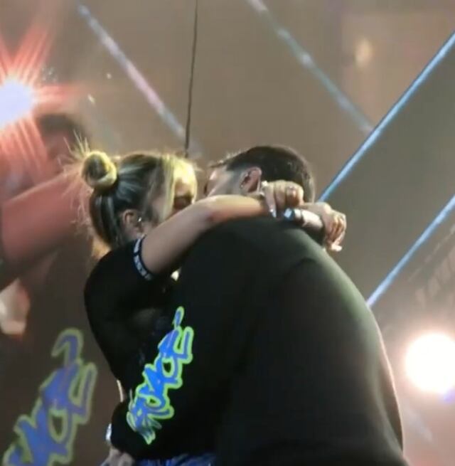 ¡Se les dio! Se besan Karol G y Anuel AA