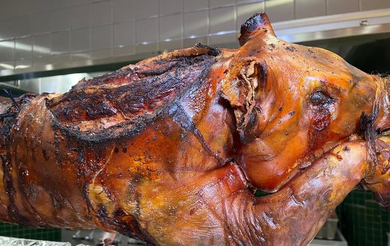 Lechón asado a la vara.