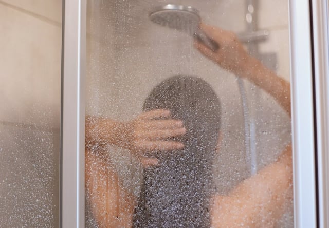 ¿Qué es mejor, ducharse de día o de noche? La ciencia responde
