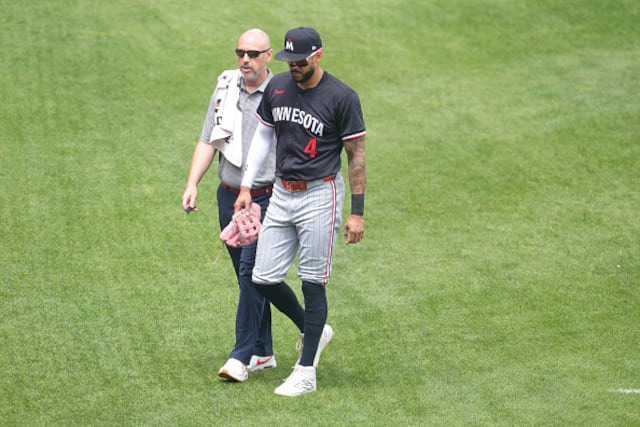 Carlos Correa abandona partido tras fuerte colisión con Byron Buxton