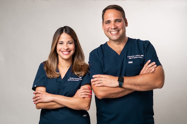 Pareja de médicos especialistas puertorriqueños regresa a su isla para servir al país