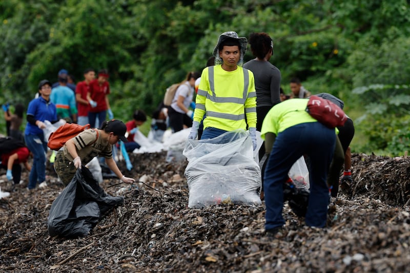 Personas recogen basura durante una jornada de limpieza de playas este sábado, en la desembocadura del Río Juan Díaz, en Ciudad de Panamá (Panamá). EFE/ Bienvenido Velasco
