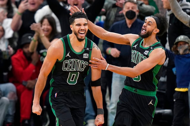 ¡Un juegazo! Canasto final de Tatum pone a los Celtics a celebrar en casa