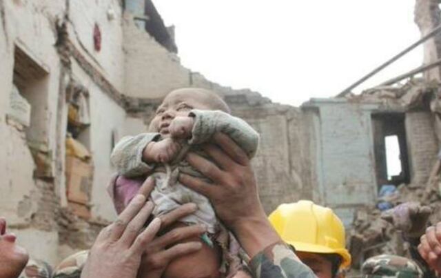 ¡Milagro en Nepal! Rescatan con vida a una bebé tras terremoto