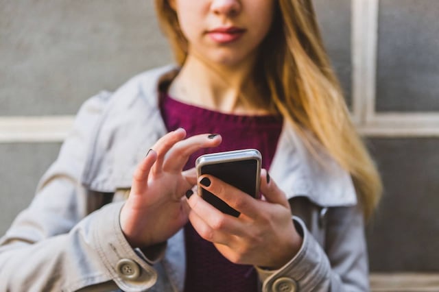 Una mujer citó a 100 hombres en Tinder y los hizo competir para salir con ella