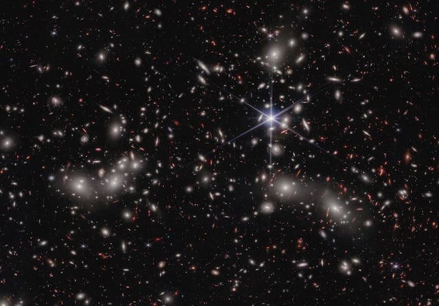 ¡Impresionante! Telescopio James Webb capta siete mil galaxias en una sola imagen