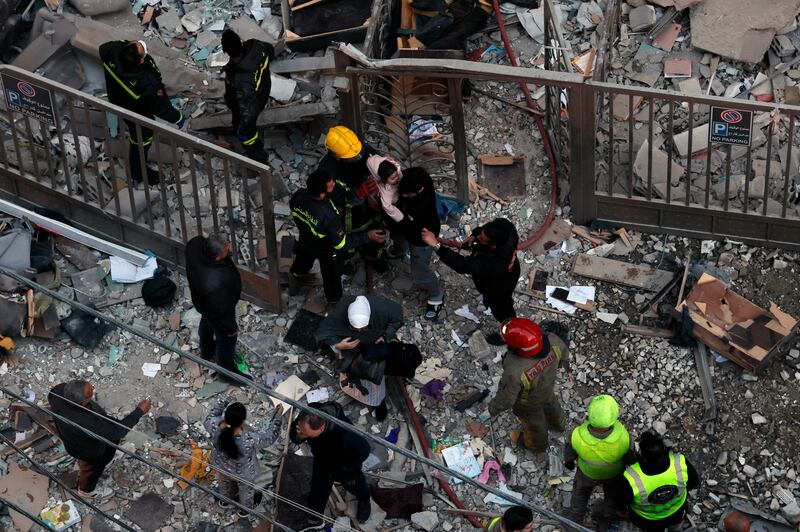 Servicios de emergencia rescatan a un niño tras un ataque israelí contra un edificio de apartamentos en el barrio de Aisha Bakkar, Beirut, Líbano, el 11 de marzo de 2026. EFE/EPA/WAEL HAMZEH