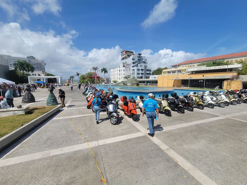 Celebran el Vespa Day en la isla.