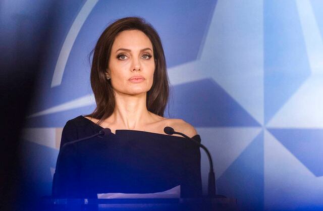 Angelina Jolie se pasea sin sostén por París y causa sensación