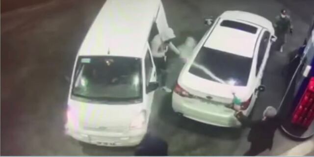 (VIDEO) Hombre bañó con gasolina a ladrones en una estación