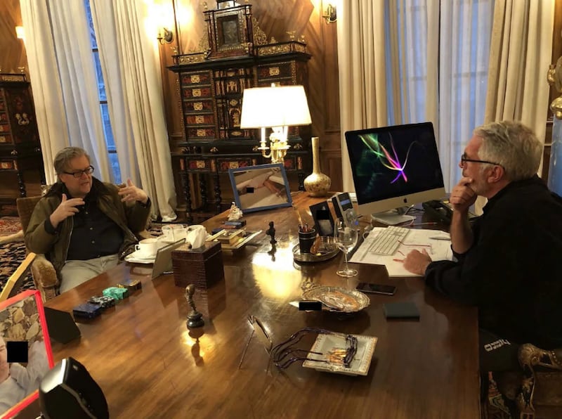 Jeffrey Epstein con Steve Bannon. Sobre el escritorio se ve una fotografía enmarcada de una mujer acostada. Parte de esa fotografía ha sido censurada por los demócratas del Comité de Supervisión de la Cámara de Representantes.