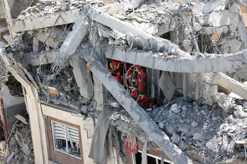 Bomberos iraníes trabajan en un edificio residencial dañado en el sur de Teherán, Irán, el viernes.