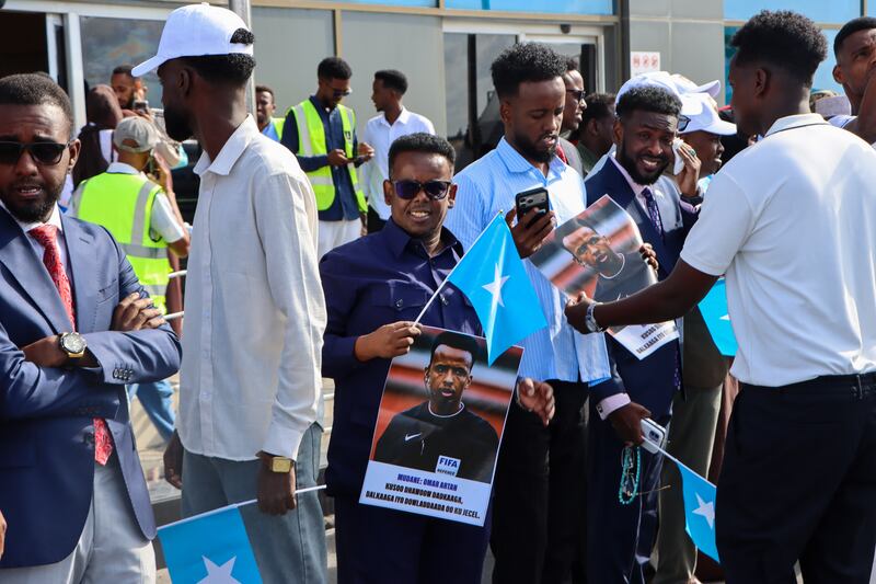 Reciben en Somalia al árbitro somalí Omar Abdulkadir Artan cuya entrada a Estados Unidos fue denegada. EFE/ SAID YUSUF WARSAME