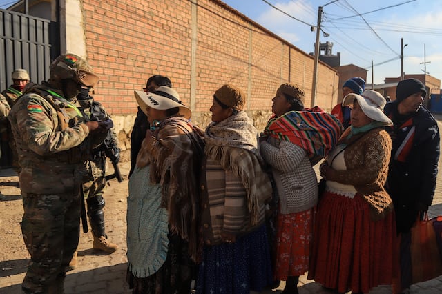 Miedo e incertidumbre en la zona afectada por explosiones en un cuartel militar en Bolivia