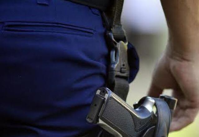 Arrestan sujeto que intentó herir con un arma blanca a policías