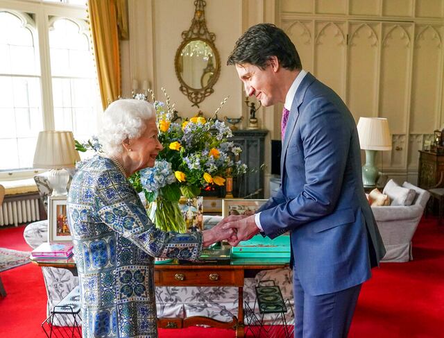 Reina Isabel II recibe a primer ministro de Canadá tras recuperarse de COVID-19