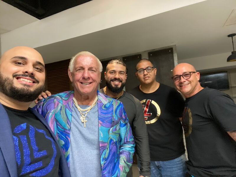 Ric Flair & Andrade El Ídolo junto a Michael Morales, Julio Morales y Luis Cottes de Lucha Libre Online compartiendo posterior a la entrevista.