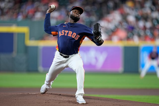 Dominicano Cristian Javier no lanza en partido frente a Nacionales por dolencia en el cuello