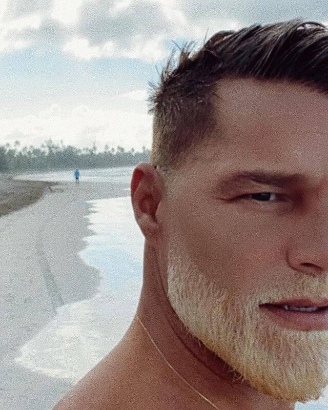 Ricky Martin sorprende al teñir su barba de rubio