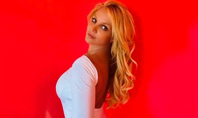 Britney Spears muestra nuevo look en revelador bikini