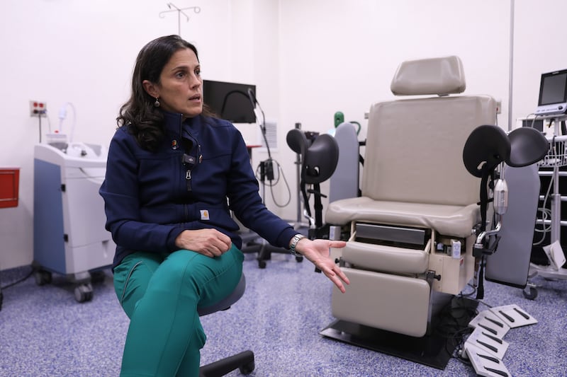 17 de junio de 2024. San Juan, PR. Entrevista con la ginecóloga obstetra Dra. Yarí Vale Moreno en su oficina ubicada en Darlington Medical Associates en Río Piedras. (Foto por Brandon Cruz González / Centro de Periodismo Investigativo)
