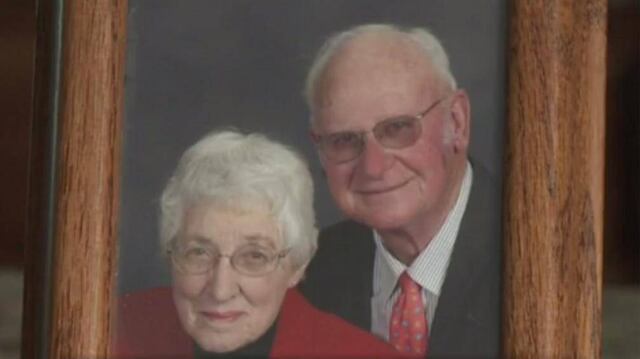 Pareja de abuelos muere tomada de la mano el mismo día en su casa