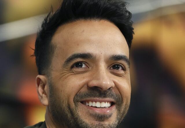 Luis Fonsi aterrizará en la isla para llevar juguetes a niños de la montaña