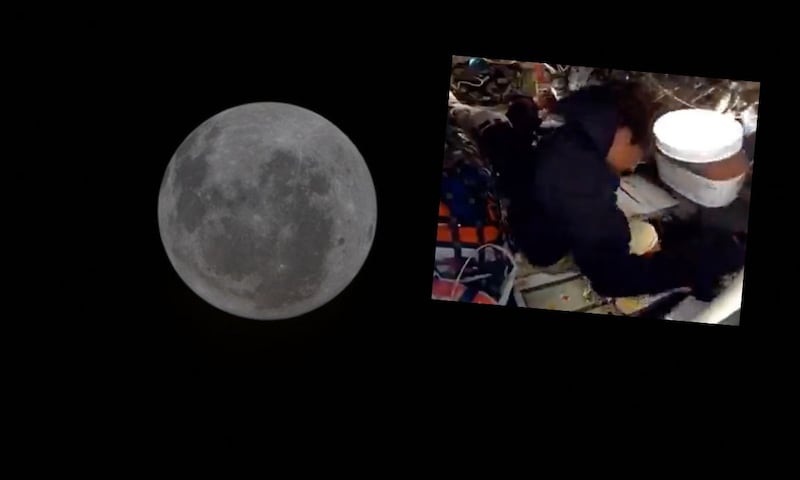 Esta imagen proporcionada por la NASA muestra la Luna en una fotografía tomada por la tripulación de la misión Artemis II el sábado 4 de abril de 2026, día 4 de su viaje a la Luna. combinada con una toma del sobrevuelo lunar de este lunes 6 de abril.
(NASA vía AP)