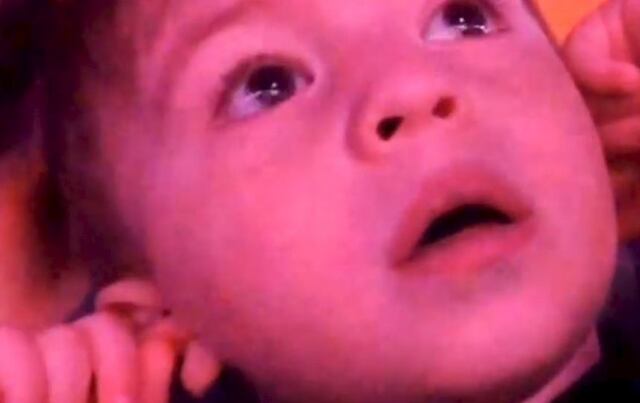 Tierna reacción de un niño al ver fuegos artificiales
