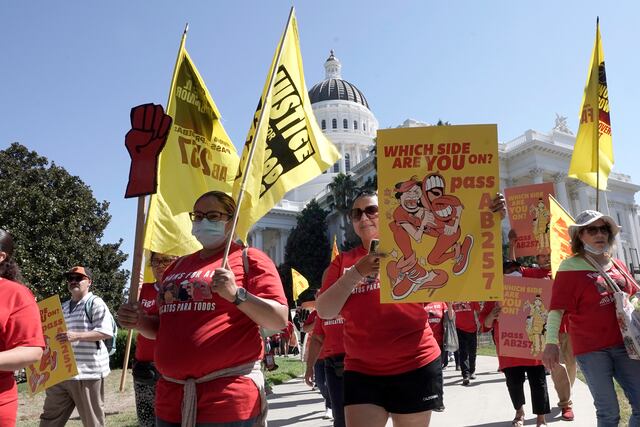 Trabajadores de fast foods en California ganarán al menos 20 dólares por hora