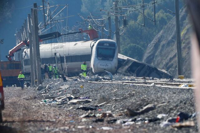 Continúa recuperación de víctimas del desastre ferroviario en España