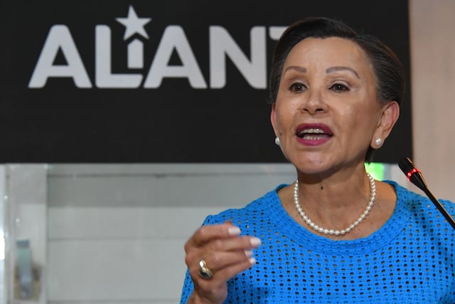 Nydia Velázquez va tras los millonarios  de criptomonedas en Puerto Rico